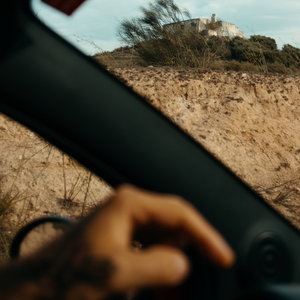 Blick aus einem Autofenster. © IMAGO / Addictive Stock 