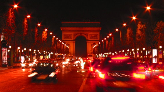 Die Champs-Élysées in Paris bei Nacht. © Photocase Foto: cruisi