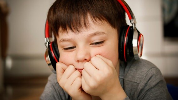 Junge hört mit Kopfhörern Musik. © photocase.de Foto: b-fruchten