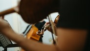 Nahaufnahme, Musiker spielt Geige © Photocase Foto: Paulo Sousa