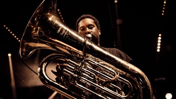 Mann spielt Tuba auf der Bühne © picture alliance / Gonzales Photo Foto: Thomas Rungstrom