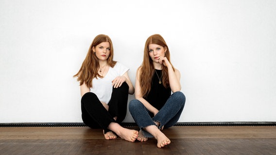 Clara und Marie Becker sitzend auf dem Boden © Clara & Marie Becker 