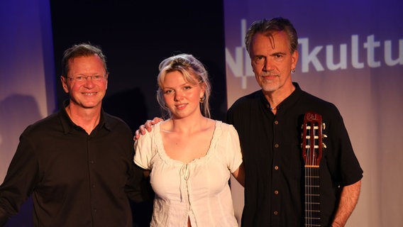 Musikerin Ella Burkhardt mit ihrem Vater. © NDR 