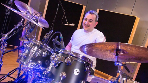 Drummer Felix Lehrmann in der Sendung NDR Kultur à la carte. © NDR 