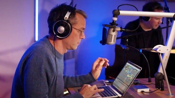 Ein Mann sitzt konzentriert vor einem PC. © Screenshot / NDR Foto: Screenshot / NDR