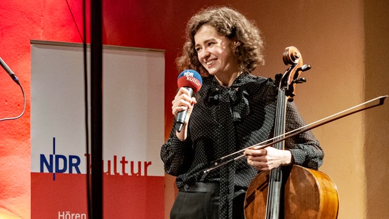 Anastasia Kobekina dankt ihren Freunden für drei großartige Festivaltage © NDR Foto: Christiane Irrgang