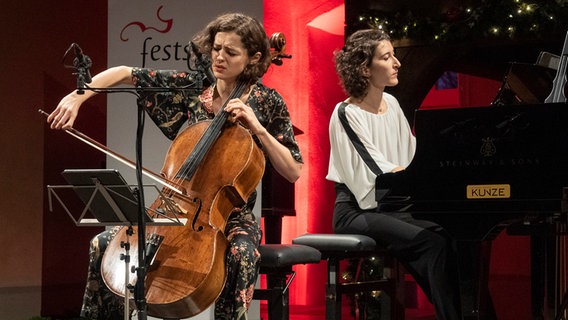 Anastasia Kobekina (links) und Nathalia Milstein laden ein zum 'Rendez-vous in St. Petersburg' © NDR Foto: Christiane Irrgang