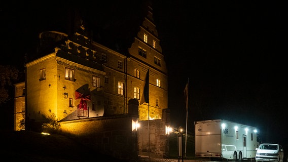 Der NDR-Ü-Wagen parkt vor dem adventlich geschmückten Schloss Ulrichshusen © NDR Foto: Christiane Irrgang