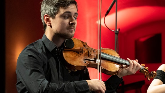 Der ukranische Geiger Aleksey Semenenko möchte mit russischer Musik ein Zeichen setzen © NDR Foto: Christiane Irrgang