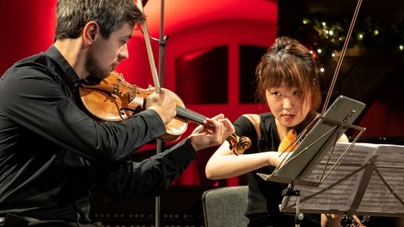 Je kürzer die Probenzeit, desto wichtiger das Zusammenspiel - Aleksey Semenenko und Suyeon Kang © NDR Foto: Christiane Irrgang