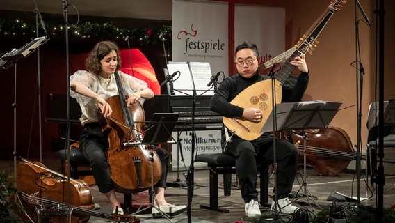 Umgeben von Mikrofonen und Instrumenten proben Anastasia Kobekina und Charlie Zhang ein Stück von John Dowland © NDR Foto: Christiane Irrgang