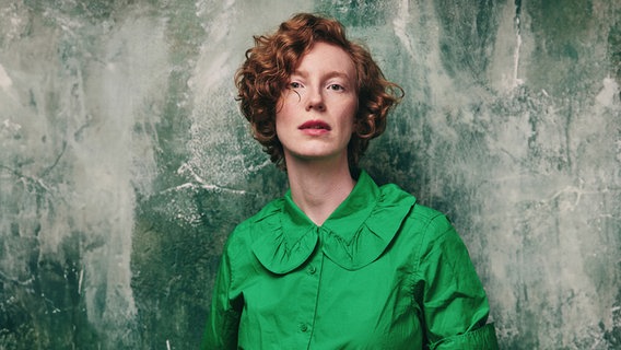 Die Schauspielerin Luise Wolfram im Portrait © Nils Schwarz 