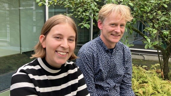 Moderatorin Charlotte Oelschlegel und Musikethnologe Nepomuk Riva. © NDR Foto: Claudia Christophersen