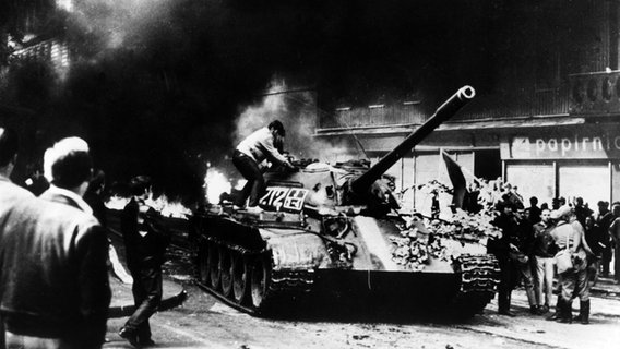 Ein sowjetischer Panzer in Prag am 21.08.1968 © picture alliance/dpa 