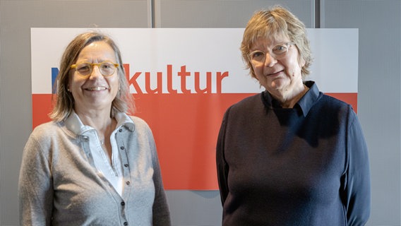 NDR-Kultur Moderatorin Annemarie Stoltenberg und Autorin Tania Schlie nach der Aufzeichnung im NDR Kultur Studio © NDR Foto: Louis Wild