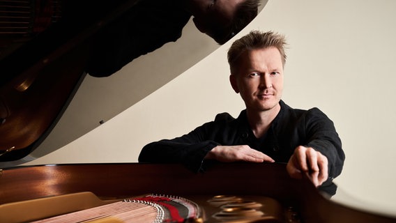 Der Pianist Kristjan Randalu sitzt an einem Flügel. © Kaupo Nikkas Foto: Kaupo Nikkas