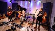 Drei Frauen stehen mit ihren Instrumenten im NDR Kultur EXTRA Studio und machen Musik. © Franziska Dieckmann / NDR Foto: Franziska Dieckmann / NDR