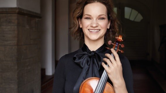 Portrait der Geigerin Hilary Hahn mit ihrem Instrument © Dana van Leeuwen / Decca Foto: Dana van Leeuwen