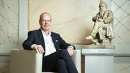 Institutsleiter und Musikwissenschaftler Wolfgang Sandberger mit der Büste des Komponisten in der Brahms Villa Lübeck © Christian Ruvolo Foto: Christian Ruvolo