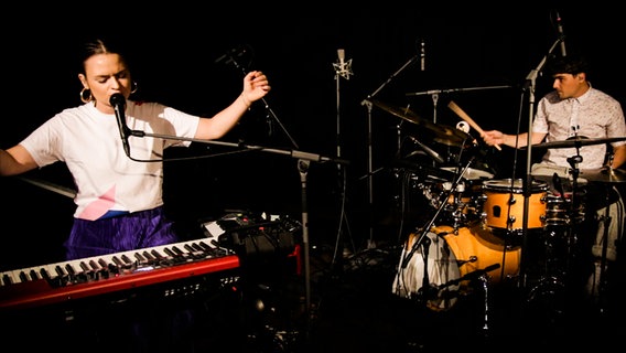 Zwei Musiker spielen im Studio von NDR Kultur Neo © NDR Foto: Lasse Teubner