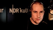 NDR Kultur Neo Moderator Mischa Kreiskott im Studio © NDR Foto: Robert Hauspurg/Mischa Kreiskott
