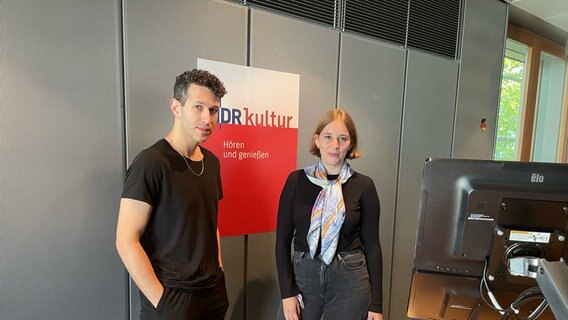Kaan Bulak im Studio mit Charlotte Oelschlegel © Feral Note Foto: Lucilla Schmiedinger