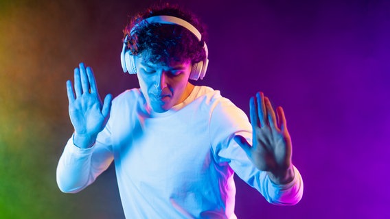 Junger Mann mit Kopfhörern tanzt zur Musik © photocase.de Foto: Kristina Kokhanova