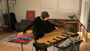Pascal Schumacher spielt Vibraphon in seiner luxemburger Wohnung. © NDR Kultur Neo 