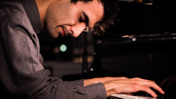 Der armenische Pianist Tigran Hamaysan singend am Klavier. © NDR Foto: Lasse Teubner