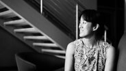 Die Singer-Songwriterin Vienna Teng vor einer Treppe © Karen Shihs 