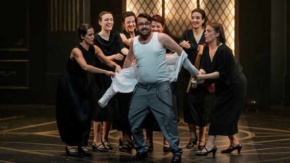 Szene aus der Oper "Semele" bei den Internationalen Händel-Festspielen in Göttingen 2023. Rafal Tomkiewicz als Athamas. © Alciro Theodoro da Silva Foto: Alciro Theodoro da Silva