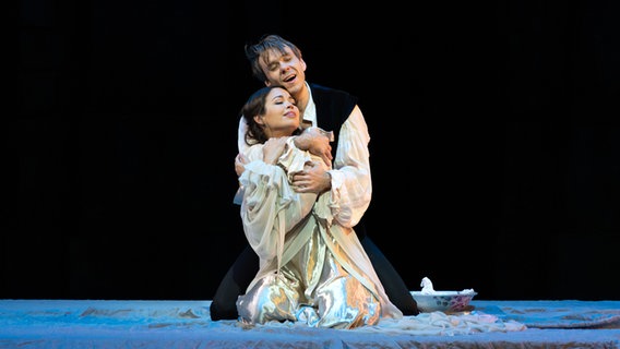 Nadine Sierra und Benjamin Bernheim während einer Szene in Genoud's "Roméo et Juliette" © Met Opera Foto: Marty Sohl