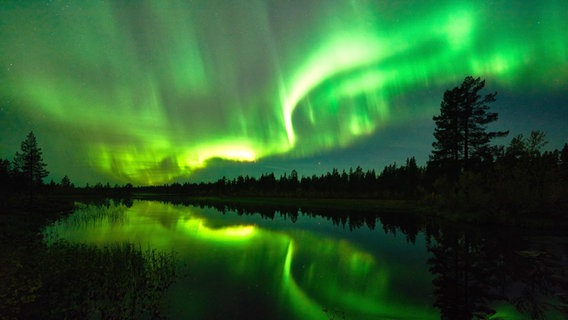 Nordlicht (Aurora borealis) spiegelt sich in einem See, Schweden, Lappland, Norrbotten © picture alliance / blickwinkel/McPHOTO/G. Streu Foto: blickwinkel/McPHOTO/G. Streu