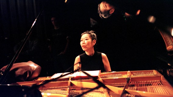 Aki Takase, japanische Jazzpianistin, die seit 1987 in Berlin lebt auf dem Jazzfest 1998. © POP-EYE/Morlok 