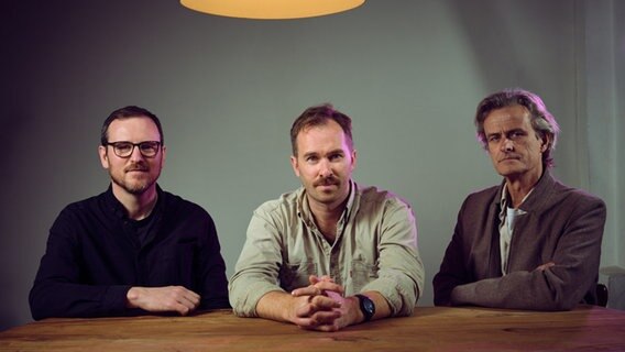 Die Musiker des Eyolf Dale Trios: Per Zanussi, Eyolf Dale und Audun Kleive. Die Musiker des Eyolf Dale Trios: Per Zanussi, Eyolf Dale und Audun Kleive. © Edition Records Foto: Sara Teresa