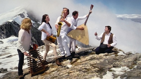Mulo Francel und seine Band spielen auf dem Gipfel des Olymp in Griechenland. Mulo Francel und seine Band spielen auf dem Gipfel des Olymp in Griechenland. © Marinus Franzl Foto: Marinus Franzl