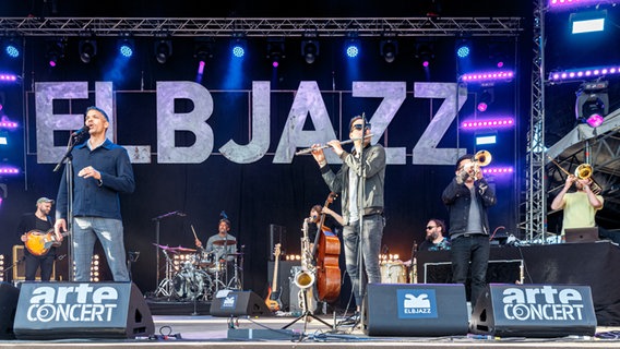 Das Berliner DJ- und Produzentenkollektiv Jazzanova spielt auf der Hauptbühne des Elbjazz-Festivals 2022 © picture alliance/dpa Foto: Markus Scholz