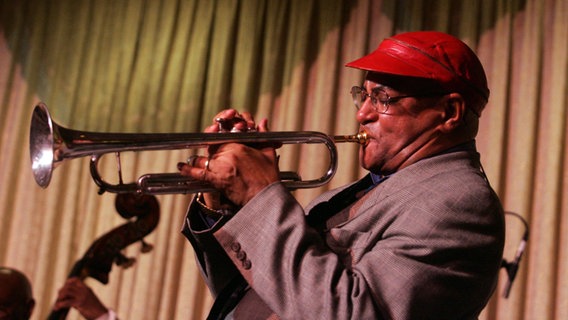 Der Trompeter Jimmy Owens spielt sein Instrument, man sieht ihn im Profil. © IMAGO / ZUMA Press Foto: Nancy Kaszerman