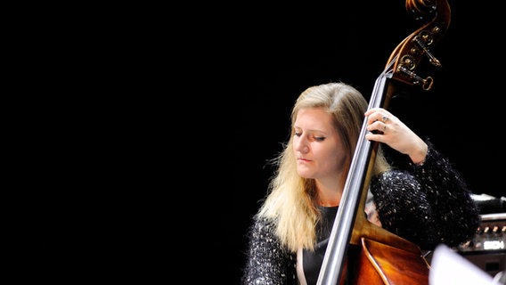 Lisa Wulff spielt bei einem Konzert Kontrabass. © IMAGO / Sven Thielmann Foto: Sven Thielmann