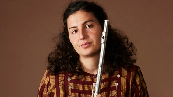 Ein Porträt Foto von  Clémence Manachère mit Flöte © Sophie Daum 