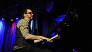Der Pianist Omer Klein sitzt bei einem Konzert im Theaterstübchen Kassel auf der Bühne am Piano am 20.03.2017. © imago images / Hartenfelser 