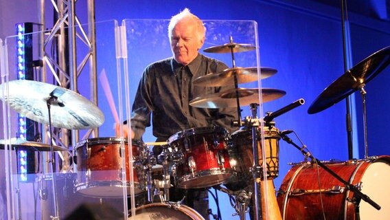 Der schweizer Percussionist Pierre Favre spielt beim Jazzfest Berlin Schlagzeug. © Pop-Eye / Dieter Sauer Foto: Dieter Sauer