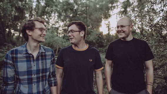 Die drei Mitglieder der Jazz-Combo Triotop im Park. Die drei Mitglieder der Jazz-Combo Triotop im Park. © MareikeLeaFotografie Foto: Mareike Grell