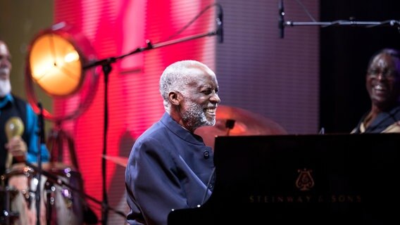 Pianist Ahmad Jamal im Juli 2019 in der Fondation Louis Vuitton-Paris © picture alliance / DALLE APRF Foto: Nick Paulsen