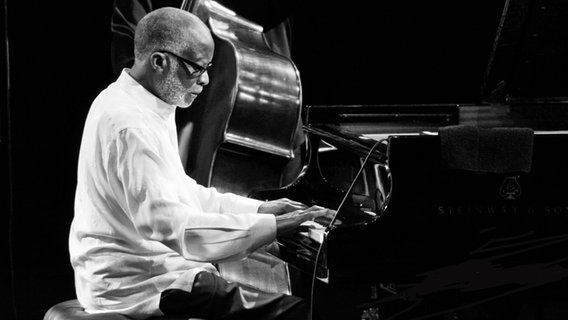 Pianist Ahmad Jamal im Juli 2011 beim Nice Jazz Festival in Nizza © picture alliance / dpa | Bruno Bebert Foto: Bruno Bebert