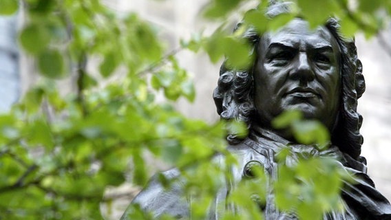 Blick auf das Denkmal für Komponist Johann Sebastian Bach vor der Thomaskirche in Leipzig. © picture-alliance / dpa Foto: Jens Wolf