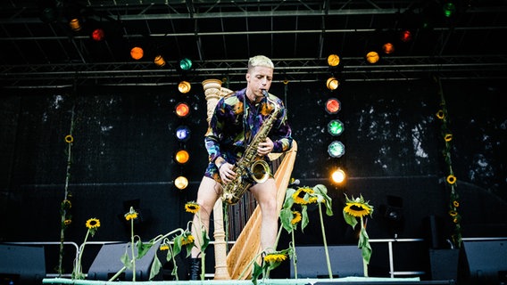Bendik Giske spielt Saxofon auf einer Bühne. © Gonzales Photo - Malthe Ivarsson Foto: Malthe Ivarsson
