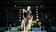 Bendik Giske spielt Saxofon auf einer Bühne. © Gonzales Photo - Malthe Ivarsson Foto: Malthe Ivarsson
