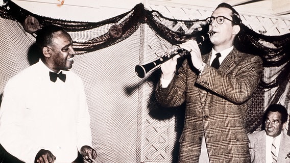 Benny Goodman spielt seine Klarinette, neben ihm steht Lionel Hampton am Vibrafon. © picture-alliance / KPA Honorar und Belege Foto: -