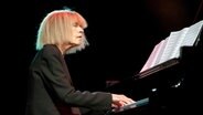 Die Pianistin Carla Bley mit ihrem Trio auf dem Moers Festival am 25. Mai 2012. © picture alliance / dpa Foto: Bernd Thissen